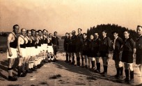 Aus den Anfängen des Fußball-Vereinssport in Rohrbach nach dem Krieg. Aufnahme vermutlich aus 1947. Die Rohrbacher Mannschaft in den dunklen Dressen rechts, Kapitän Hans Eichbauer, letzter in der Reihe ganz hinten (noch ohne Beinbruch). Gespielt wird auf einem Sandplatz.