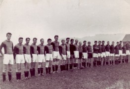 Freundschaftsspiel der Union Rohrbach (gestreifte Leibchen) evtl. gegen Lembach oder Aigen bei der Schwefeldarre (ca. 1957)