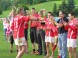 Der Kapitän präsentiert den Pokal der Meistermannschaft (Foto: Kneidinger)